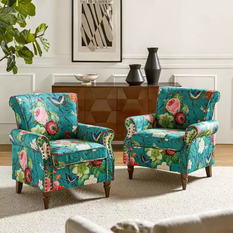 Lot de 2 fauteuils traditionnels en bois rembourrés à motif floral Araceli avec dossier à oreilles et clous décoratifs | ART OF LIVING DESIGNS