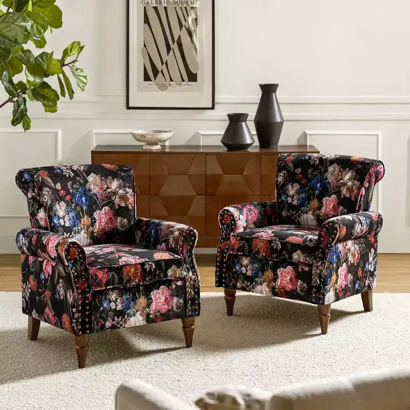 Lot de 2 fauteuils traditionnels en bois rembourrés à motif floral Araceli avec dossier à oreilles et clous décoratifs | ART OF LIVING DESIGNS