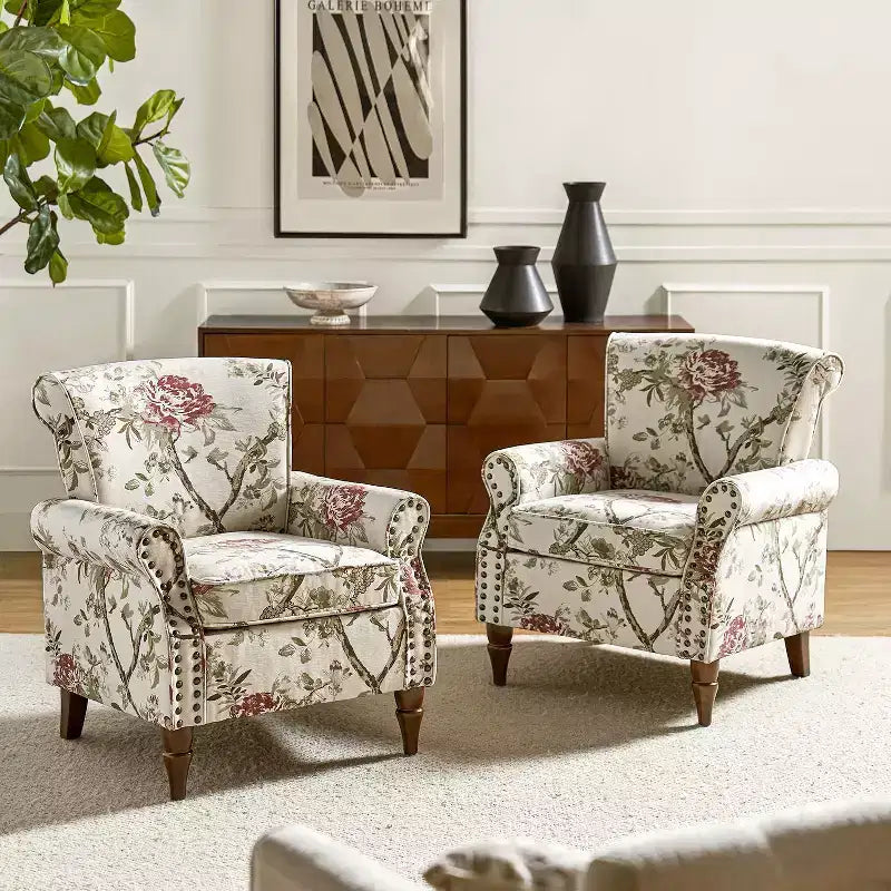 Lot de 2 fauteuils traditionnels en bois rembourrés à motif floral Araceli avec dossier à oreilles et clous décoratifs | ART OF LIVING DESIGNS