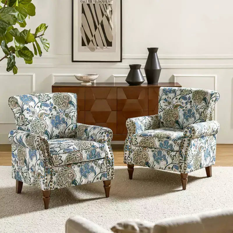 Lot de 2 fauteuils traditionnels en bois rembourrés à motif floral Araceli avec dossier à oreilles et clous décoratifs | ART OF LIVING DESIGNS