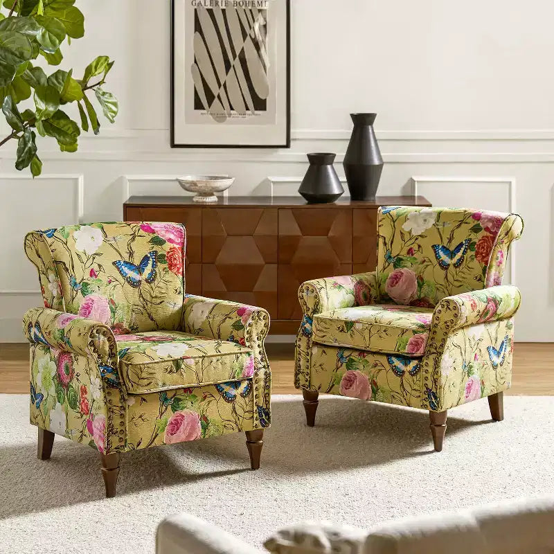 Lot de 2 fauteuils traditionnels en bois rembourrés à motif floral Araceli avec dossier à oreilles et clous décoratifs | ART OF LIVING DESIGNS