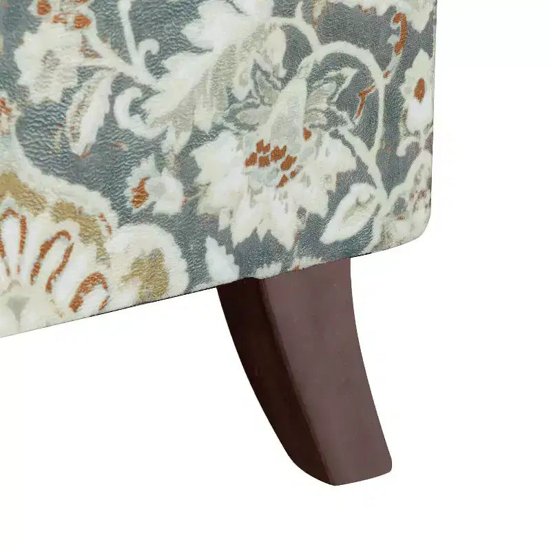 Lot de 2 fauteuils traditionnels en bois rembourrés à motif floral Araceli avec dossier à oreilles et clous décoratifs | ART OF LIVING DESIGNS