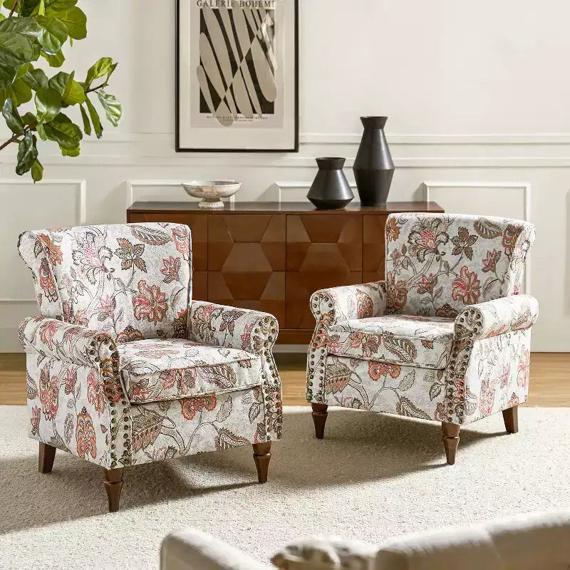Lot de 2 fauteuils traditionnels en bois rembourrés à motif floral Araceli avec dossier à oreilles et clous décoratifs | ART OF LIVING DESIGNS