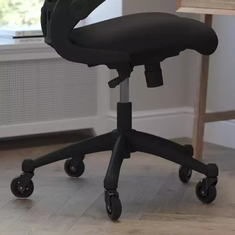 Chaise de bureau ergonomique pivotante Kelista de Flash Furniture à dossier mi-hauteur avec accoudoirs relevables et roulettes transparentes