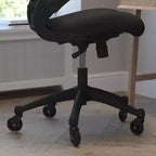 Chaise de bureau ergonomique pivotante Kelista de Flash Furniture à dossier mi-hauteur avec accoudoirs relevables et roulettes transparentes