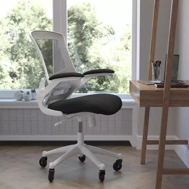 Chaise de bureau ergonomique pivotante Kelista de Flash Furniture à dossier mi-hauteur avec accoudoirs relevables et roulettes transparentes