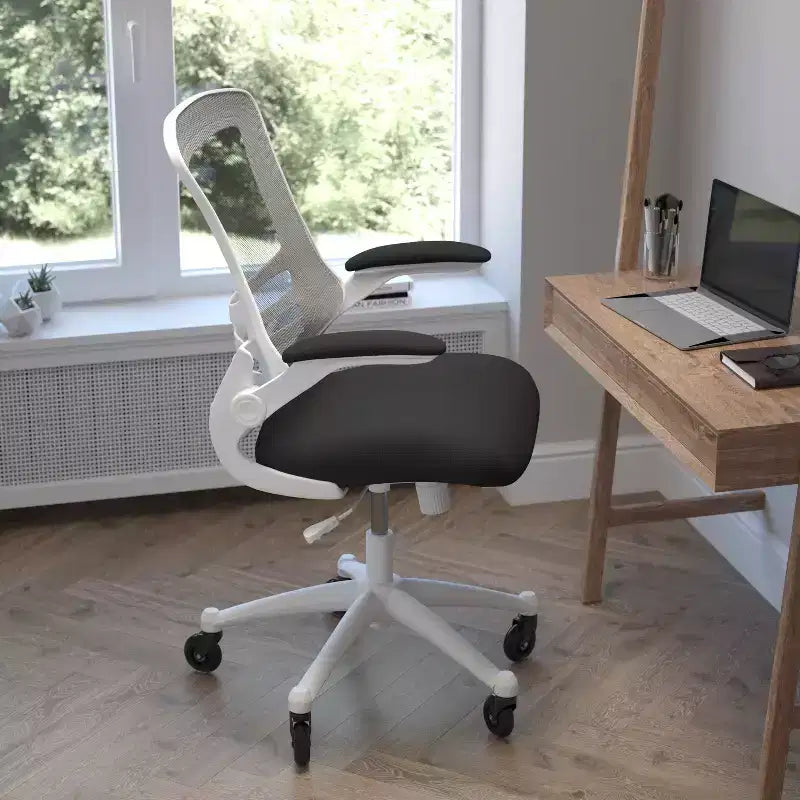 Chaise de bureau ergonomique pivotante Kelista de Flash Furniture à dossier mi-hauteur avec accoudoirs relevables et roulettes transparentes