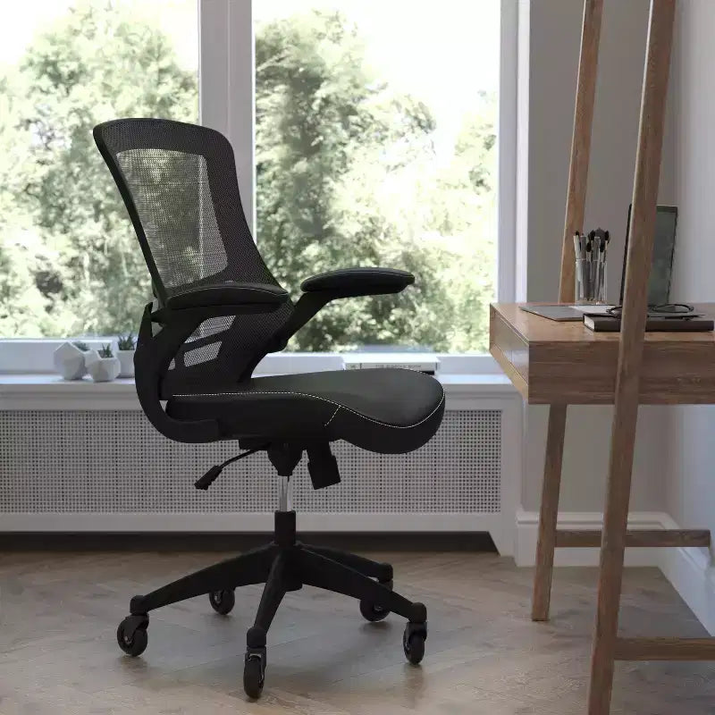 Chaise de bureau ergonomique pivotante Kelista de Flash Furniture à dossier mi-hauteur avec accoudoirs relevables et roulettes transparentes