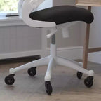 Chaise de bureau ergonomique pivotante Kelista de Flash Furniture à dossier mi-hauteur avec accoudoirs relevables et roulettes transparentes