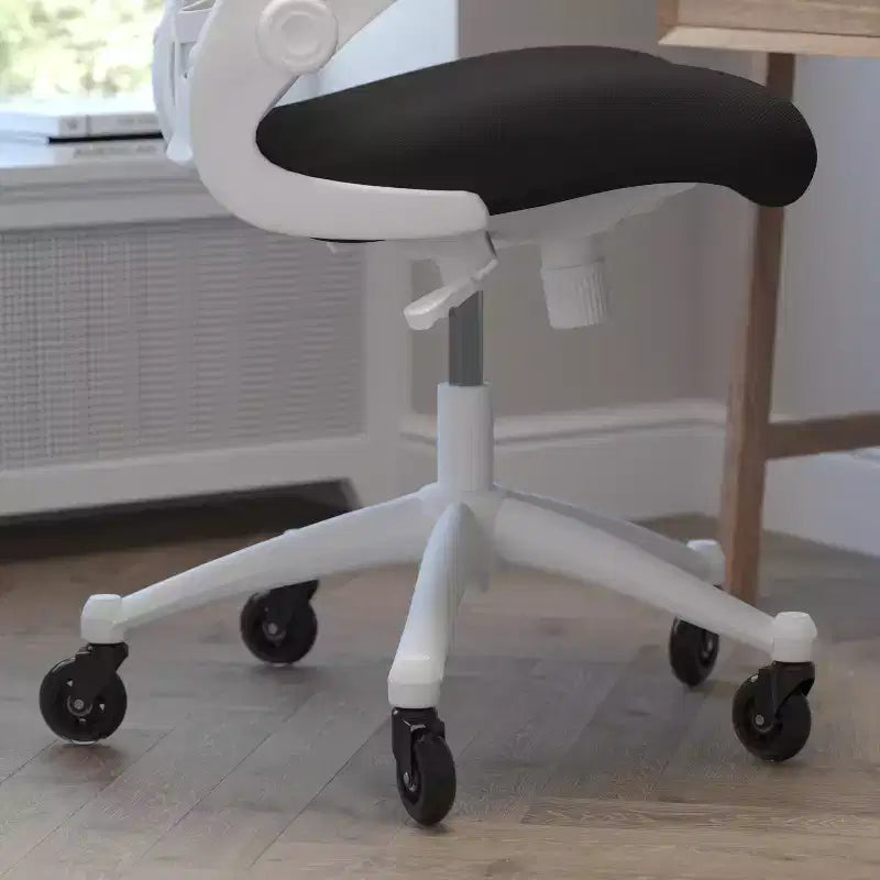 Chaise de bureau ergonomique pivotante Kelista de Flash Furniture à dossier mi-hauteur avec accoudoirs relevables et roulettes transparentes