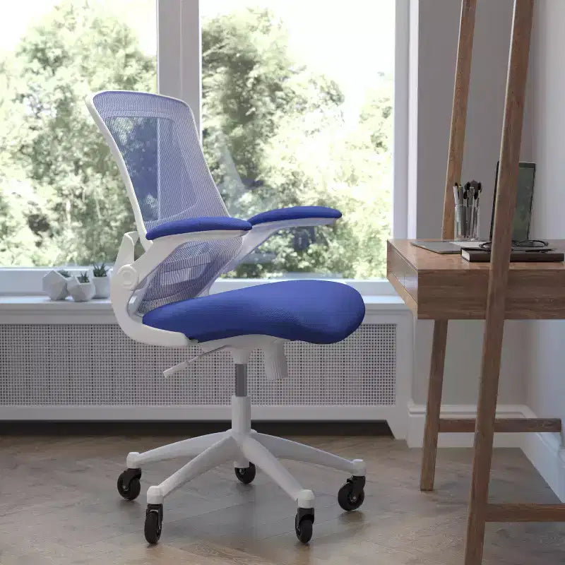 Chaise de bureau ergonomique pivotante Kelista de Flash Furniture à dossier mi-hauteur avec accoudoirs relevables et roulettes transparentes
