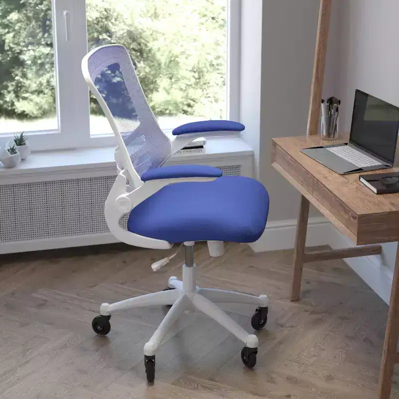 Chaise de bureau ergonomique pivotante Kelista de Flash Furniture à dossier mi-hauteur avec accoudoirs relevables et roulettes transparentes