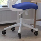 Chaise de bureau ergonomique pivotante Kelista de Flash Furniture à dossier mi-hauteur avec accoudoirs relevables et roulettes transparentes