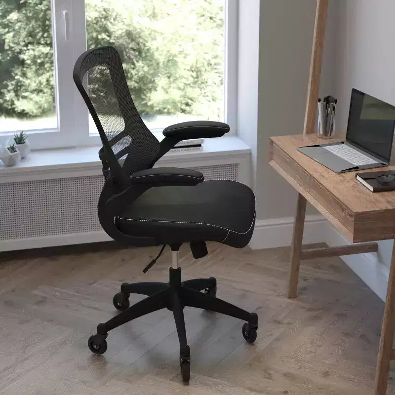 Chaise de bureau ergonomique pivotante Kelista de Flash Furniture à dossier mi-hauteur avec accoudoirs relevables et roulettes transparentes