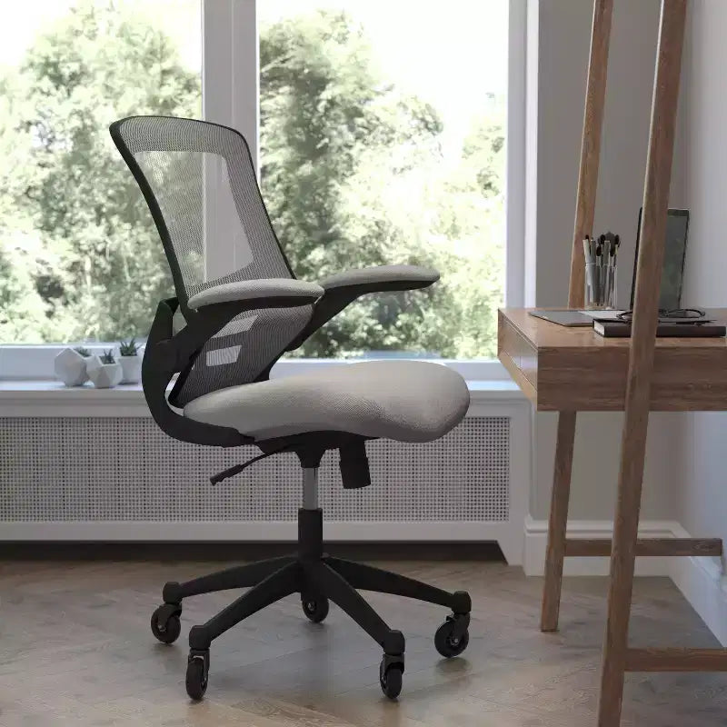Chaise de bureau ergonomique pivotante Kelista de Flash Furniture à dossier mi-hauteur avec accoudoirs relevables et roulettes transparentes