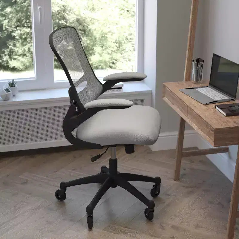 Chaise de bureau ergonomique pivotante Kelista de Flash Furniture à dossier mi-hauteur avec accoudoirs relevables et roulettes transparentes