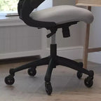Chaise de bureau ergonomique pivotante Kelista de Flash Furniture à dossier mi-hauteur avec accoudoirs relevables et roulettes transparentes