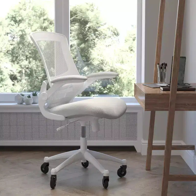 Chaise de bureau ergonomique pivotante Kelista de Flash Furniture à dossier mi-hauteur avec accoudoirs relevables et roulettes transparentes
