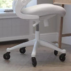 Chaise de bureau ergonomique pivotante Kelista de Flash Furniture à dossier mi-hauteur avec accoudoirs relevables et roulettes transparentes