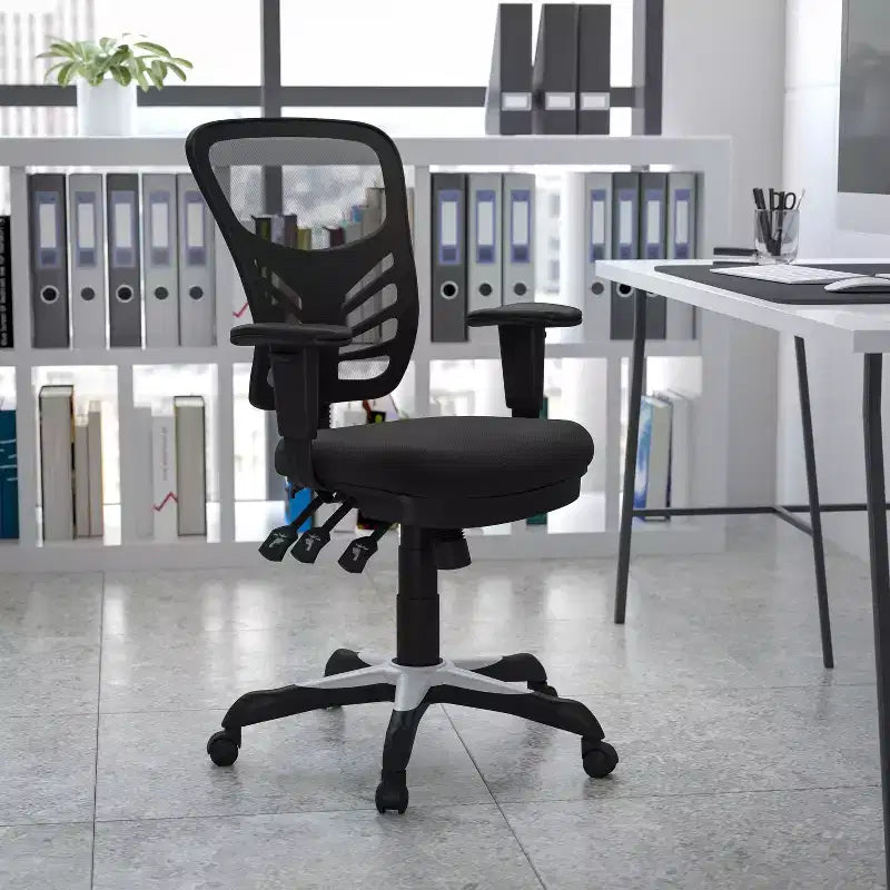 Chaise de bureau ergonomique multifonction Emma and Oliver à dossier mi-haut en maille noire avec accoudoirs réglables