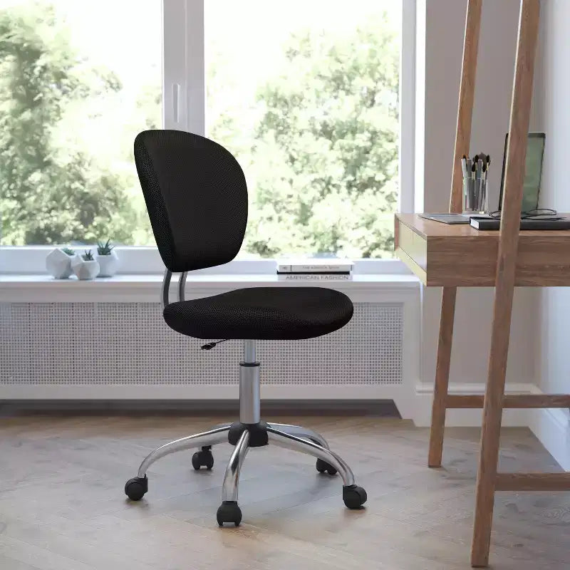 Chaise de bureau pivotante Emma et Oliver avec dossier mi-hauteur en maille et rembourrage, et base chromée