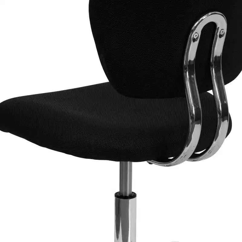 Chaise de bureau pivotante Emma et Oliver avec dossier mi-hauteur en maille et rembourrage, et base chromée