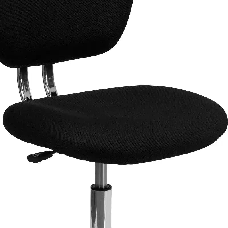 Chaise de bureau pivotante Emma et Oliver avec dossier mi-hauteur en maille et rembourrage, et base chromée