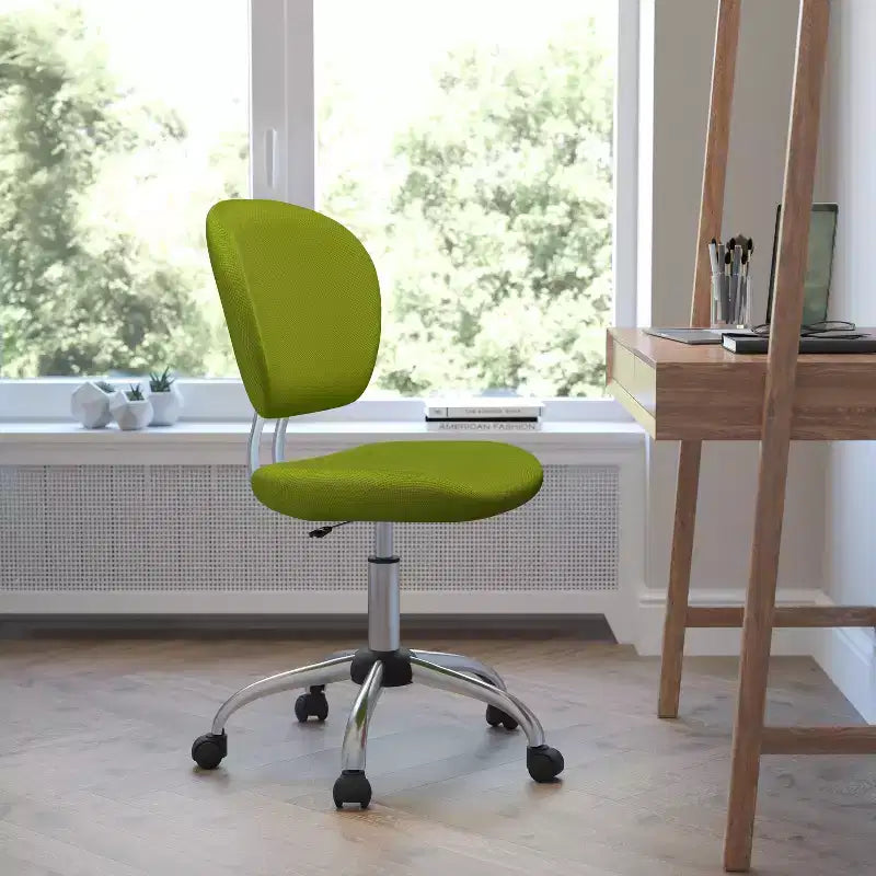 Chaise de bureau pivotante Emma et Oliver avec dossier mi-hauteur en maille et rembourrage, et base chromée