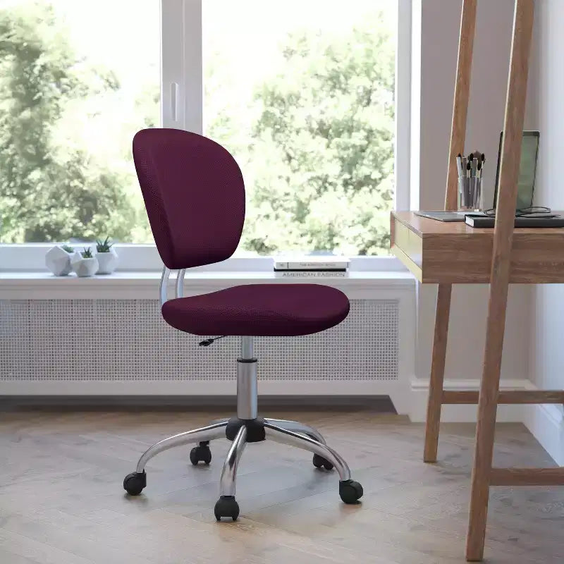 Chaise de bureau pivotante Emma et Oliver avec dossier mi-hauteur en maille et rembourrage, et base chromée