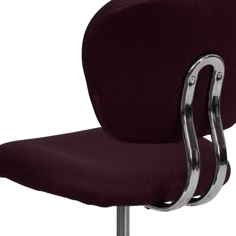 Chaise de bureau pivotante Emma et Oliver avec dossier mi-hauteur en maille et rembourrage, et base chromée