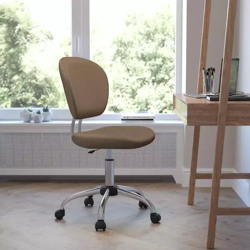 Chaise de bureau pivotante Emma et Oliver avec dossier mi-hauteur en maille et rembourrage, et base chromée