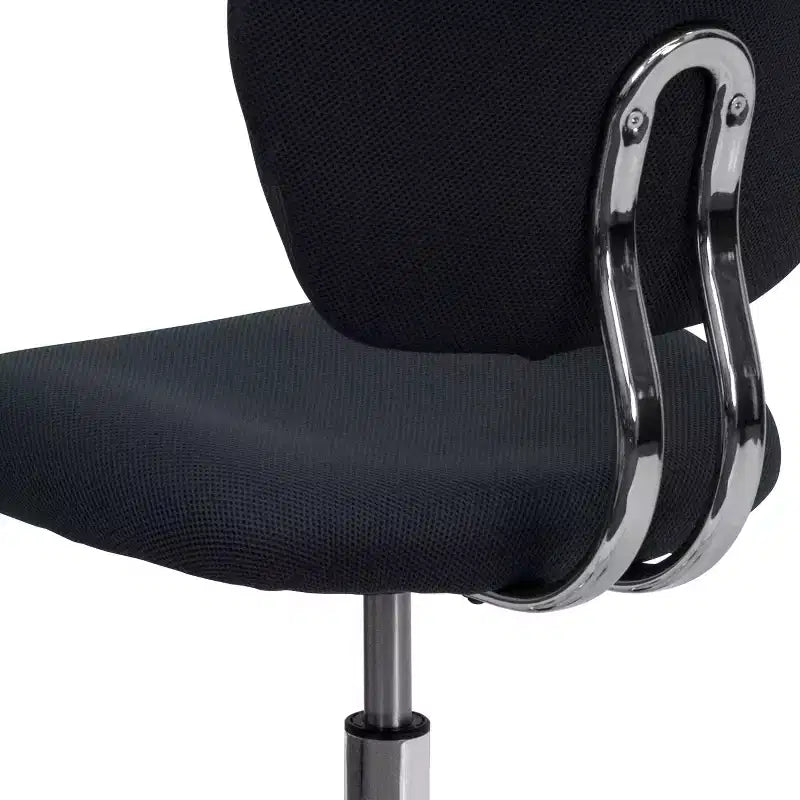 Chaise de bureau pivotante Emma et Oliver avec dossier mi-hauteur en maille et rembourrage, et base chromée