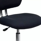 Chaise de bureau pivotante Emma et Oliver avec dossier mi-hauteur en maille et rembourrage, et base chromée