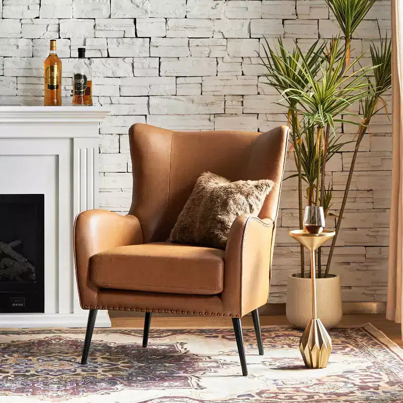 Fauteuil classique Harpocrates à dossier haut et garniture cloutée | ART OF LIVING DESIGNS