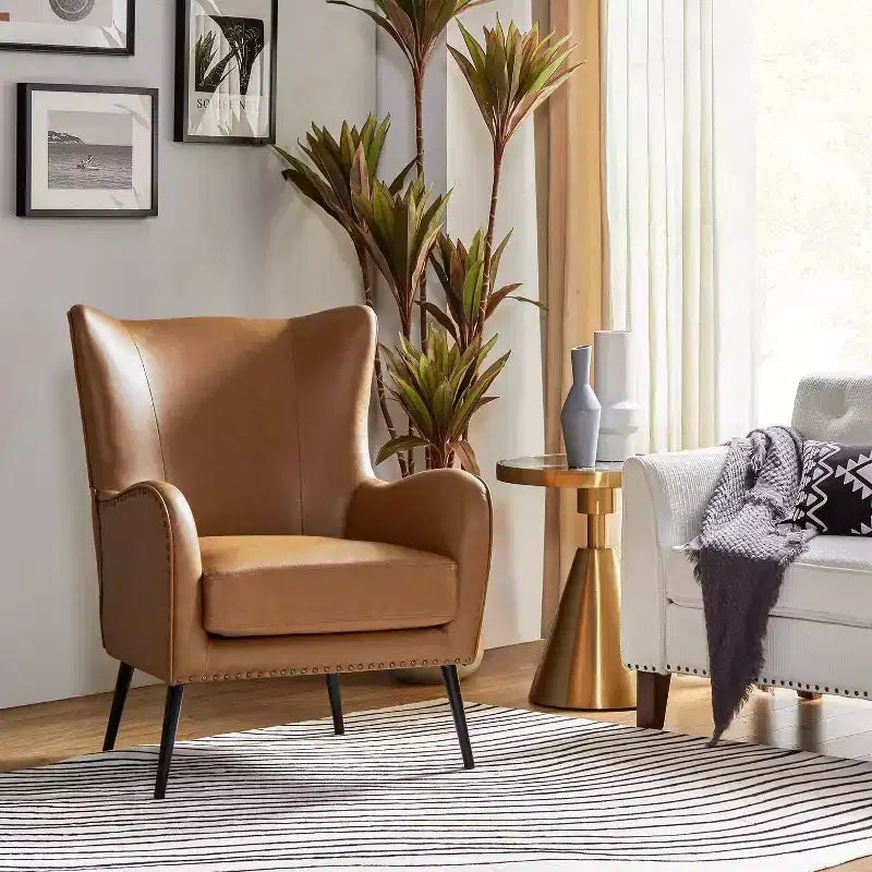 Fauteuil classique Harpocrates à dossier haut et garniture cloutée | ART OF LIVING DESIGNS