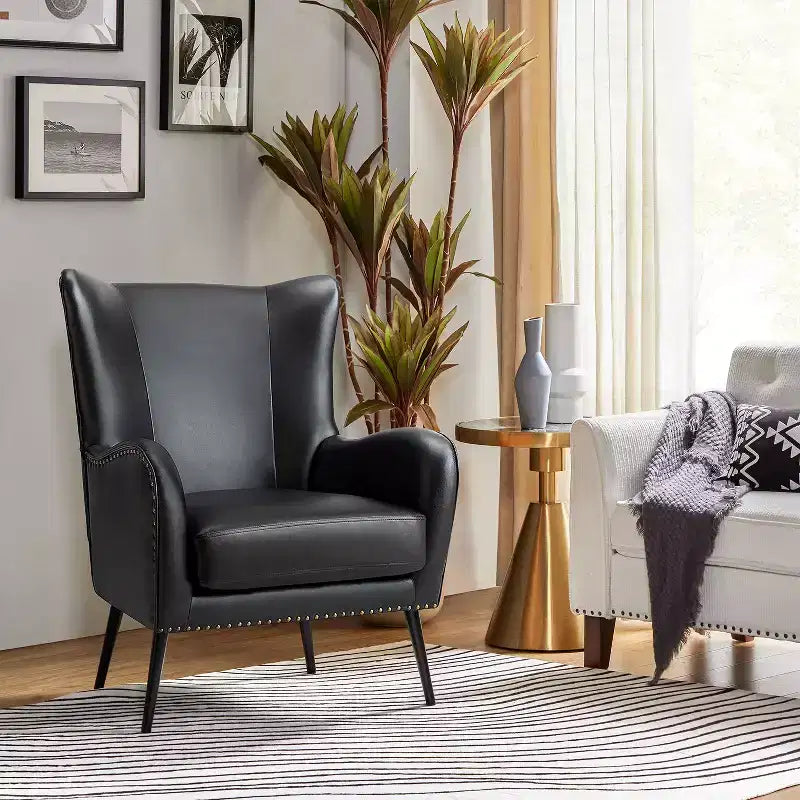 Fauteuil classique Harpocrates à dossier haut et garniture cloutée | ART OF LIVING DESIGNS