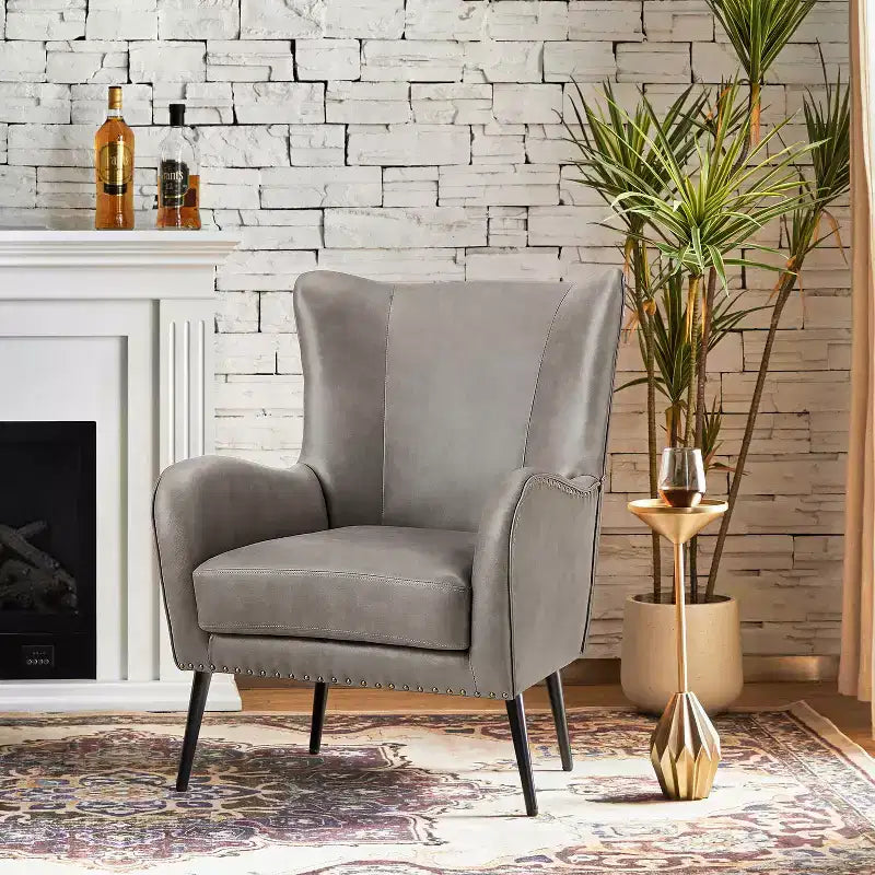 Fauteuil classique Harpocrates à dossier haut et garniture cloutée | ART OF LIVING DESIGNS