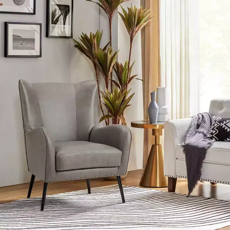 Fauteuil classique Harpocrates à dossier haut et garniture cloutée | ART OF LIVING DESIGNS