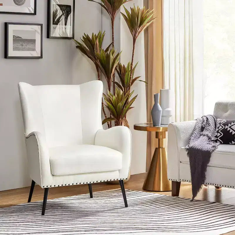 Fauteuil classique Harpocrates à dossier haut et garniture cloutée | ART OF LIVING DESIGNS