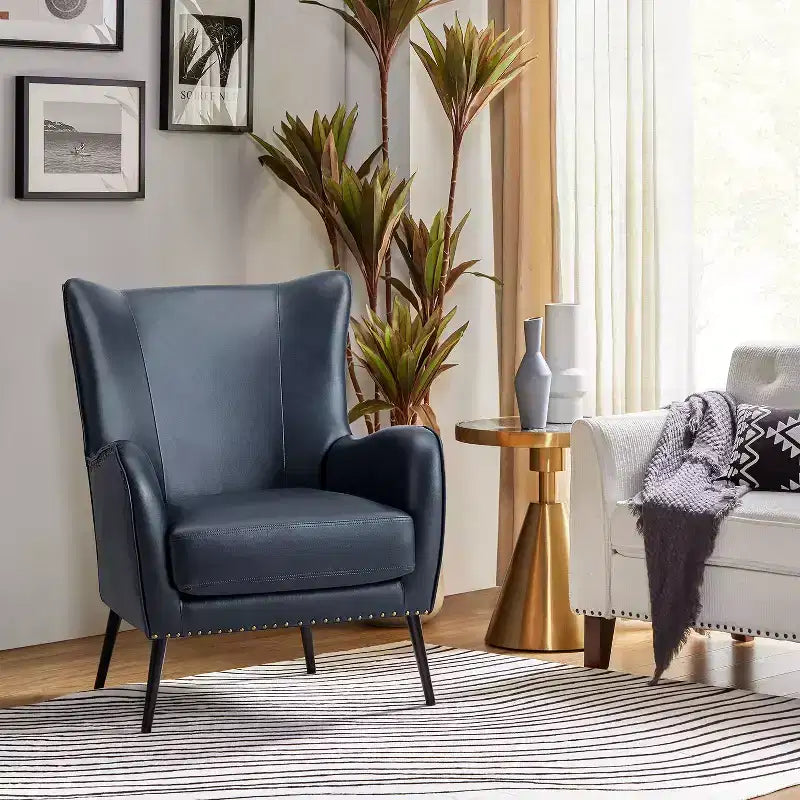 Fauteuil classique Harpocrates à dossier haut et garniture cloutée | ART OF LIVING DESIGNS