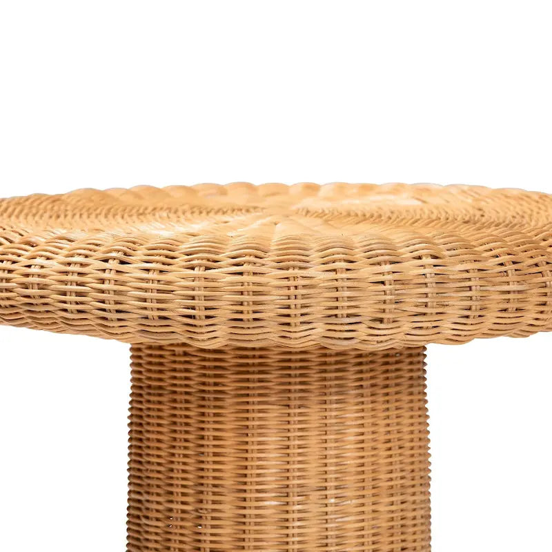 Table d'appoint Avalon Scallop en rotin naturel - Table en osier tressée à la main avec base à jupe, style côtier pour salon ou couloir