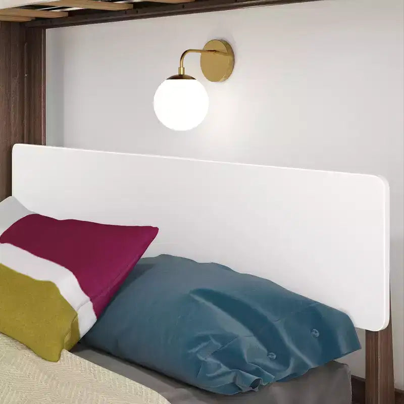 Lit superposé en L Max & Lily, style mi-siècle, deux places au-dessus d'un grand lit, en bois massif
