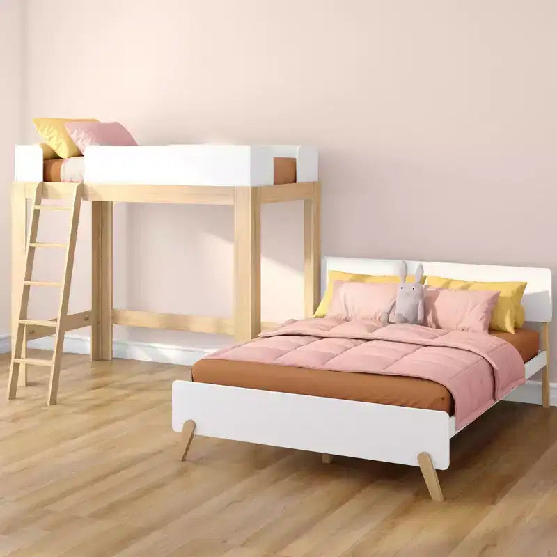 Lit superposé en L Max & Lily, style mi-siècle, deux places au-dessus d'un grand lit, en bois massif