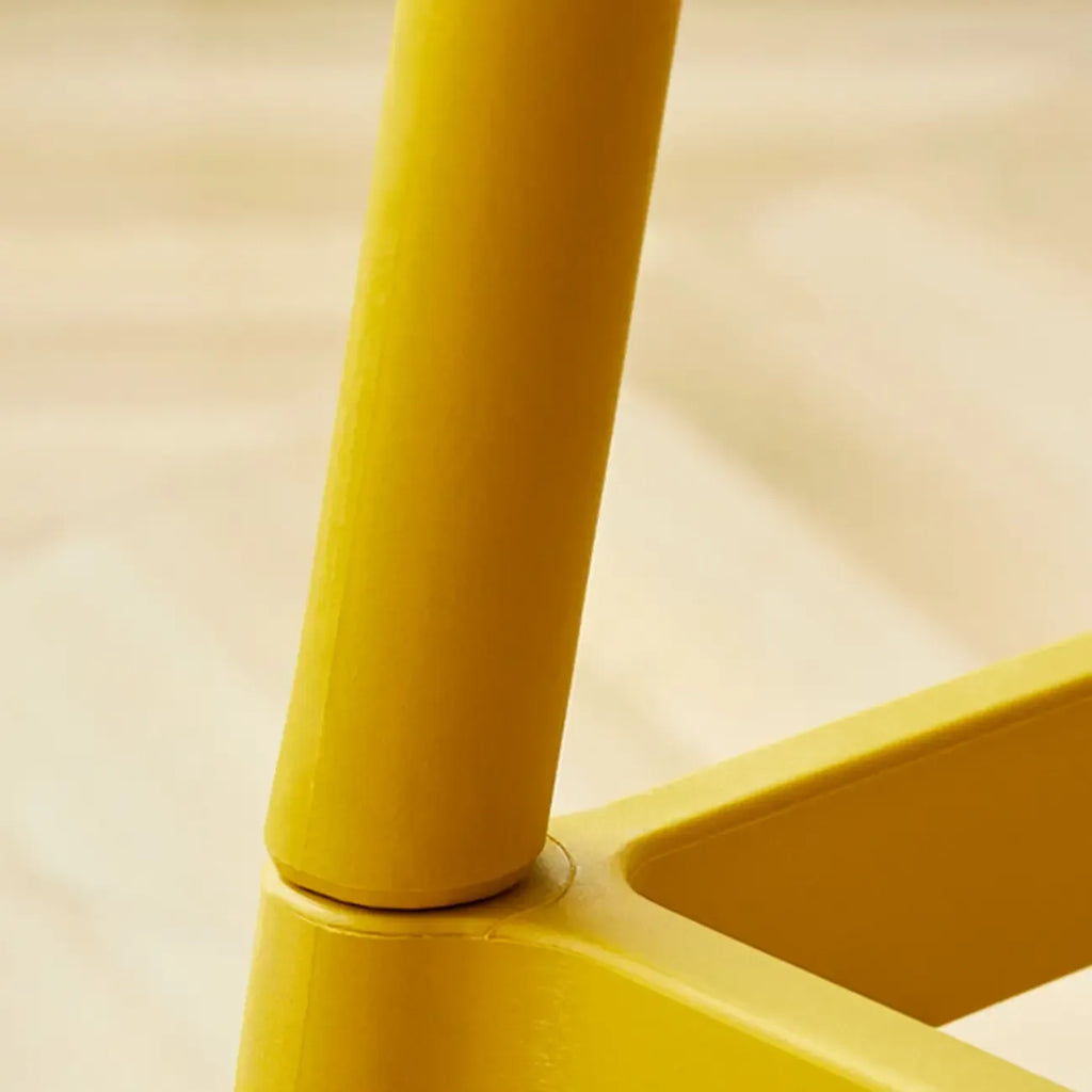 Tabouret de bar minimaliste en plastique pour l'extérieur et l'intérieur