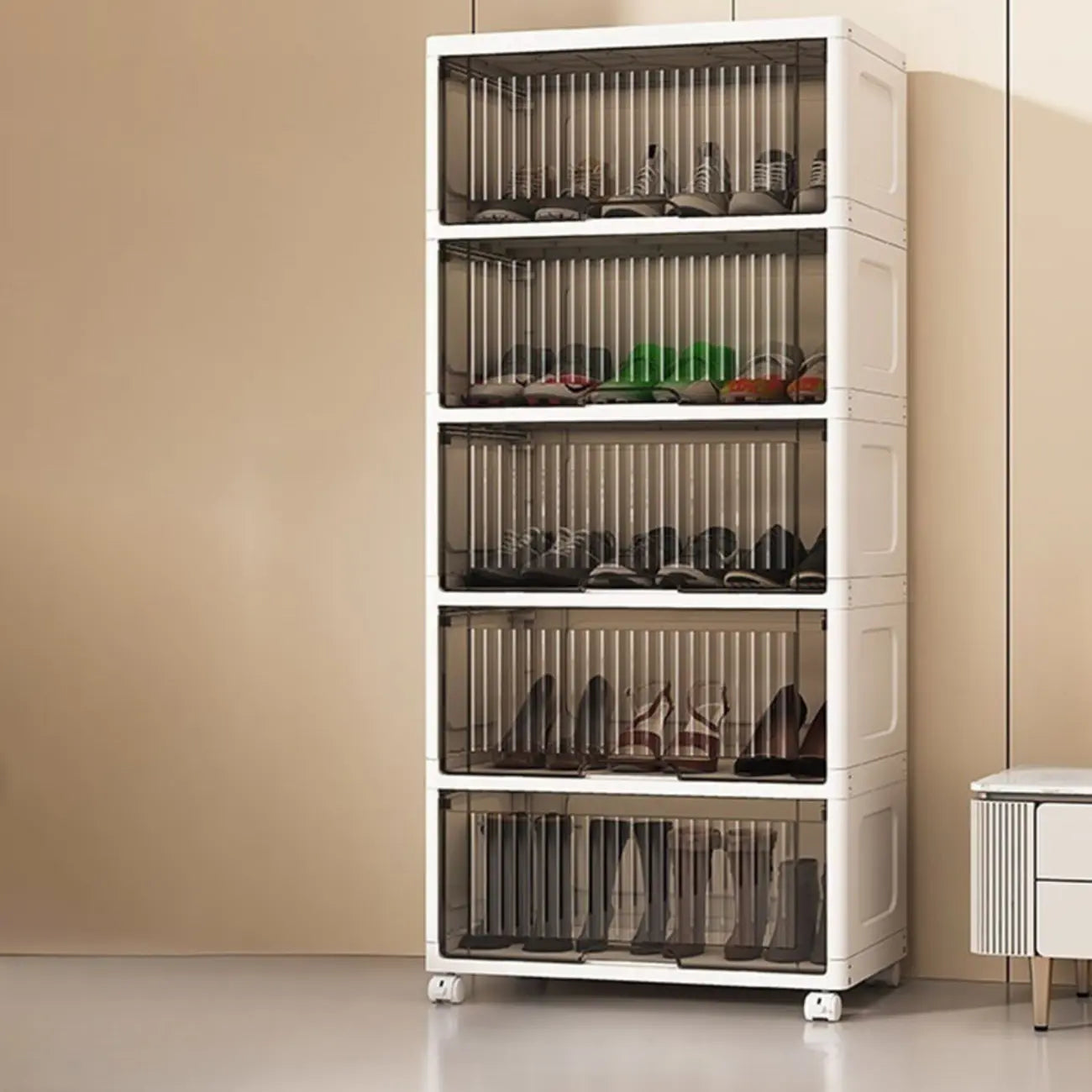 Meuble à chaussures blanc en plastique avec façade abattante et roulettes pour couloir