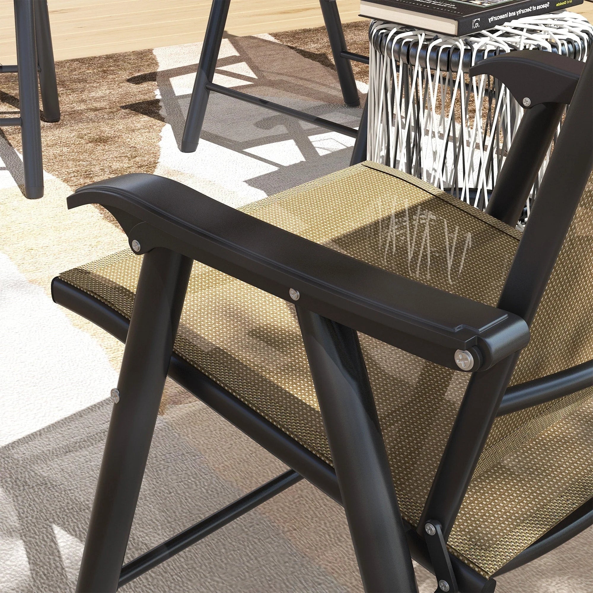Ensemble de 4 chaises de patio pliantes Outsunny au design simple et chic, confortables pour la terrasse, le jardin, la cour et les voyages