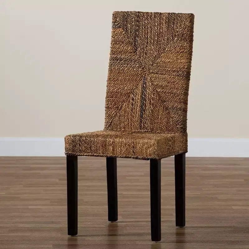 Chaise de salle à manger bohème moderne bali & pari Laymi en bois d'acajou brun foncé et jonc de mer