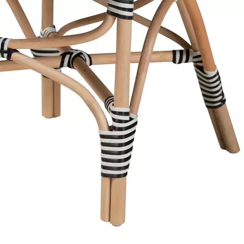 Chaise de salle à manger d'intérieur bicolore noir et blanc en tissage et rotin naturel Bali & Pari Wallis Modern French