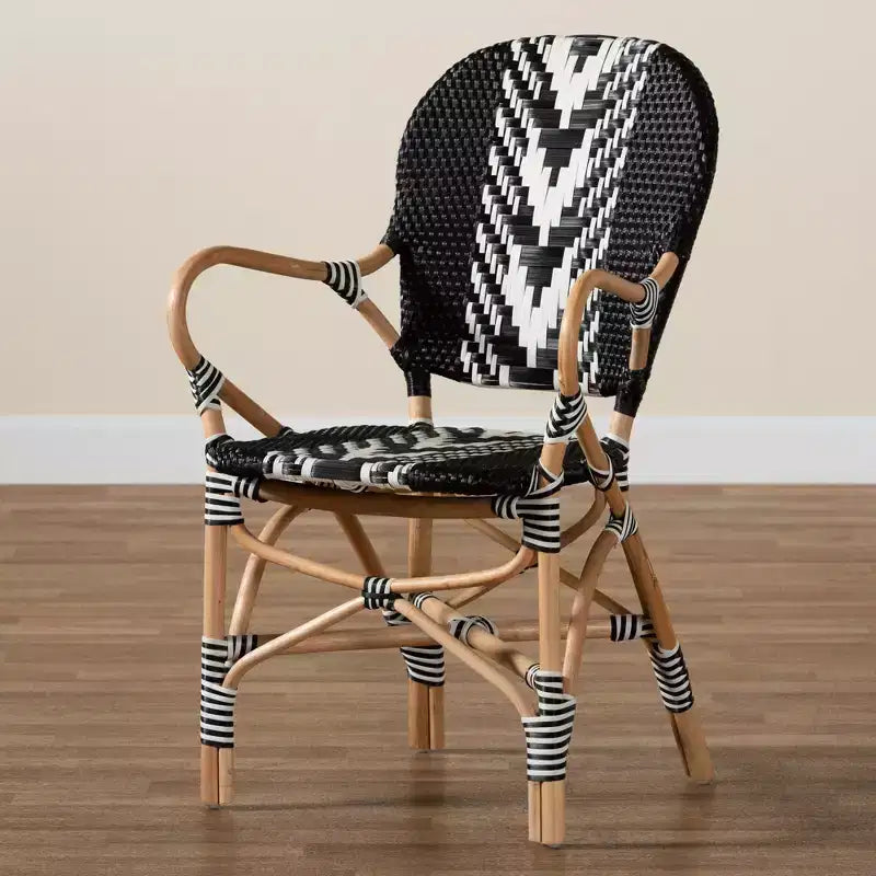 Chaise de salle à manger d'intérieur bicolore noir et blanc en tissage et rotin naturel Bali & Pari Wallis Modern French