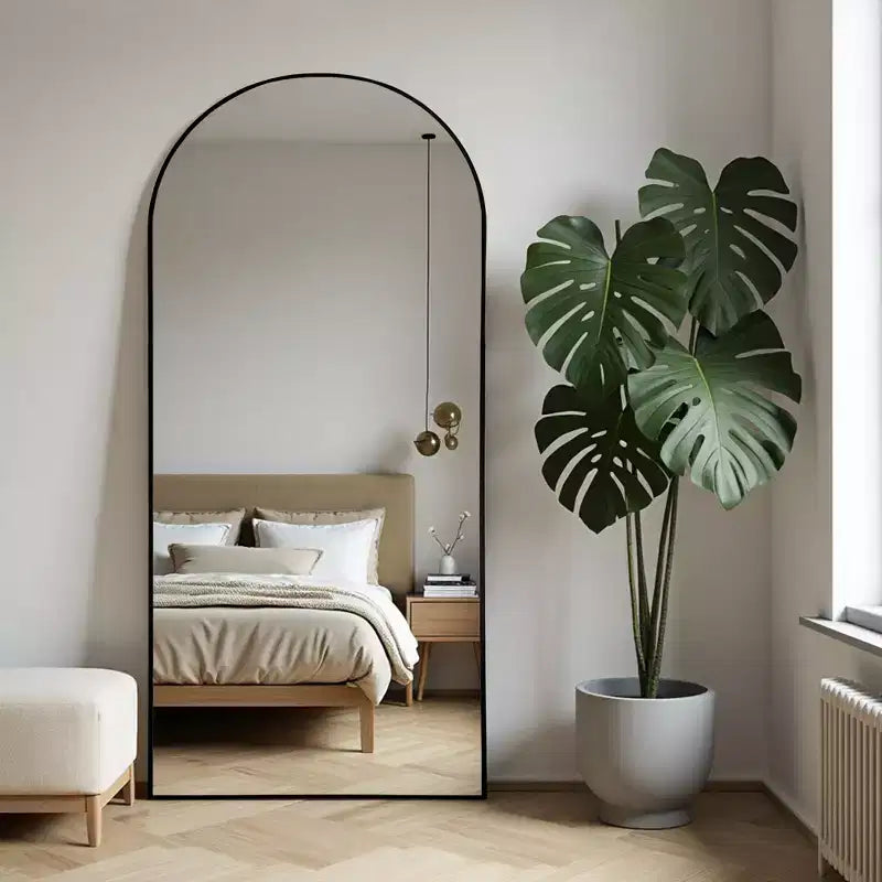 Miroir Dovelina sur pied à cadre métallique cintré, miroir autoportant, miroir de chambre moderne, miroir mural